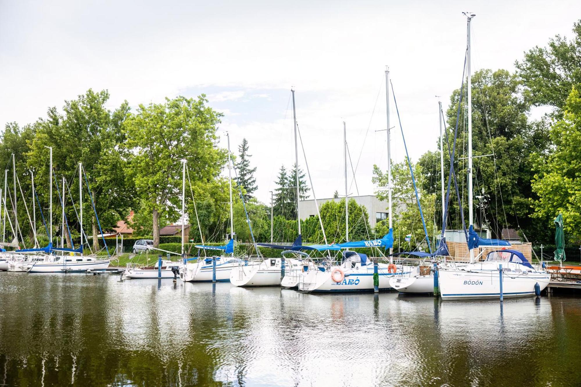 مبيت وإفطار Balatonmáriafürdő Port Etterem&Panzio المظهر الخارجي الصورة