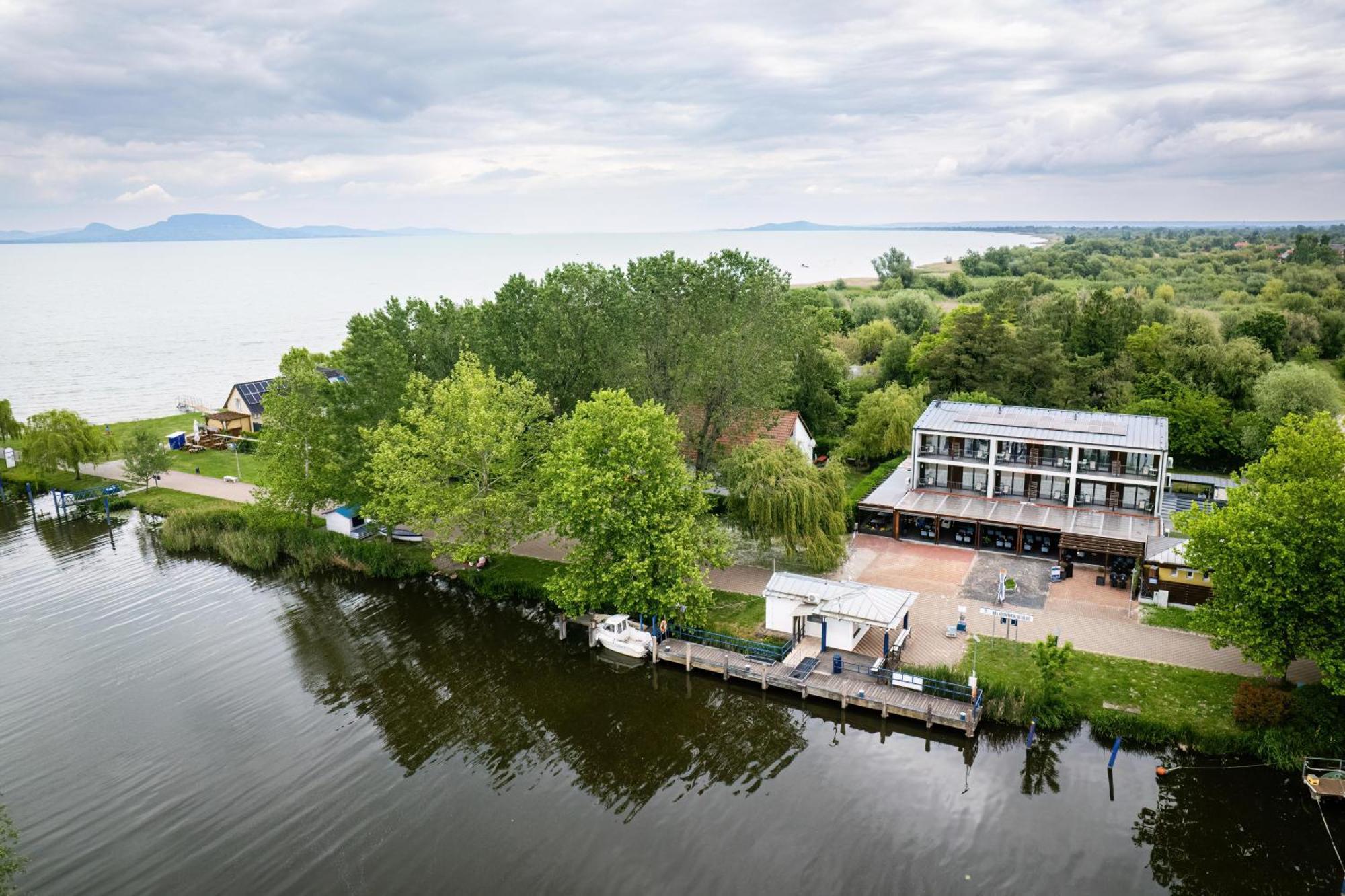 مبيت وإفطار Balatonmáriafürdő Port Etterem&Panzio المظهر الخارجي الصورة